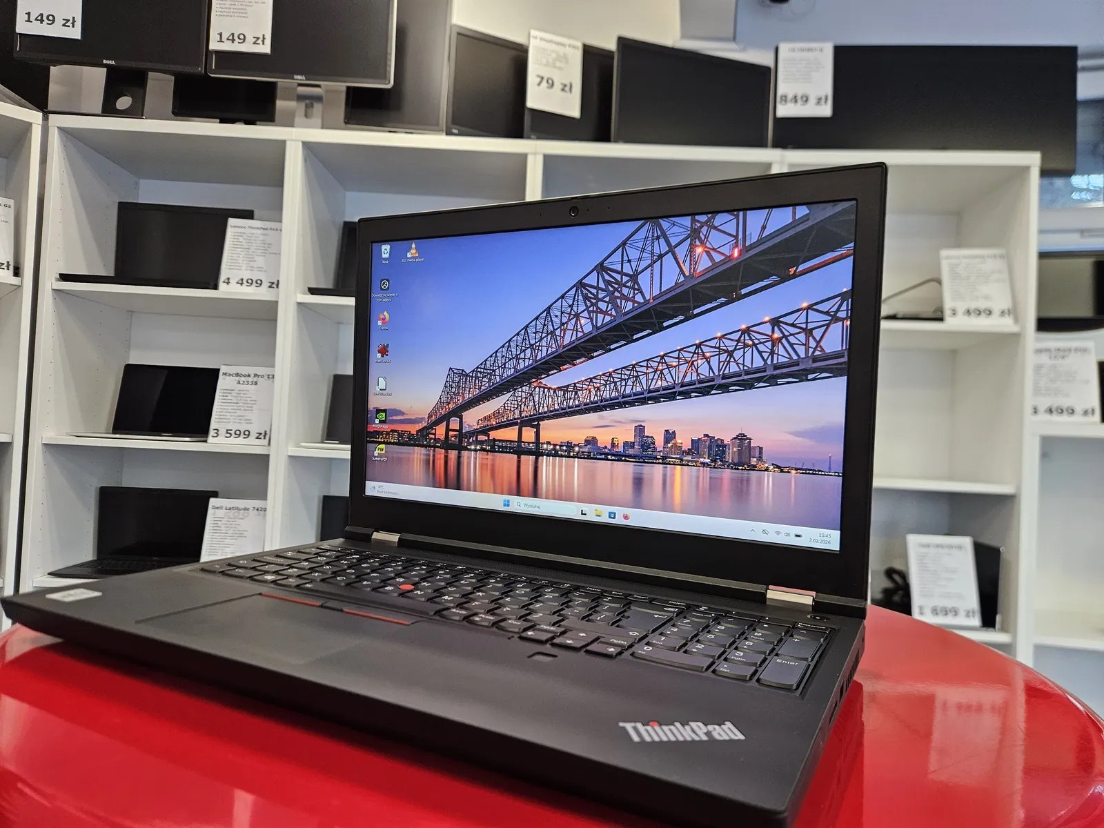Sklep stacjonarny LaptopyPoleasingowe.com — regały z laptopami poleasingowymi klasy A i A+