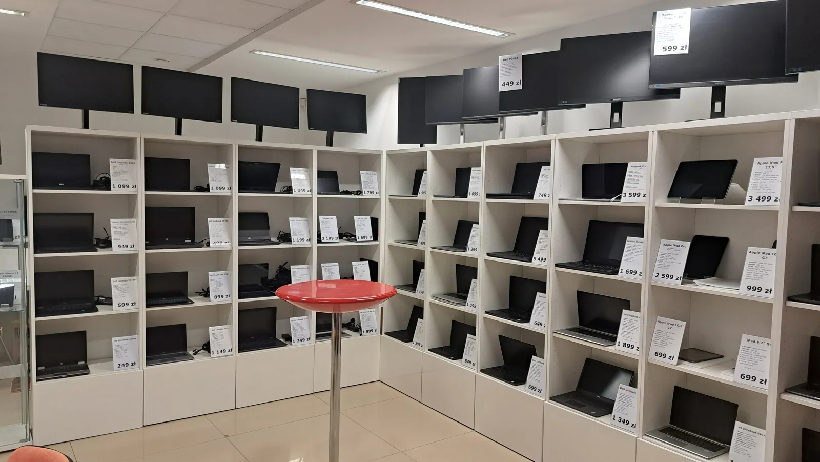 Wnętrze oddziału Laptopy Poleasingowe w Gdańsku, ul. Lubczykowa 5 — regały z laptopami i monitorami poleasingowymi
