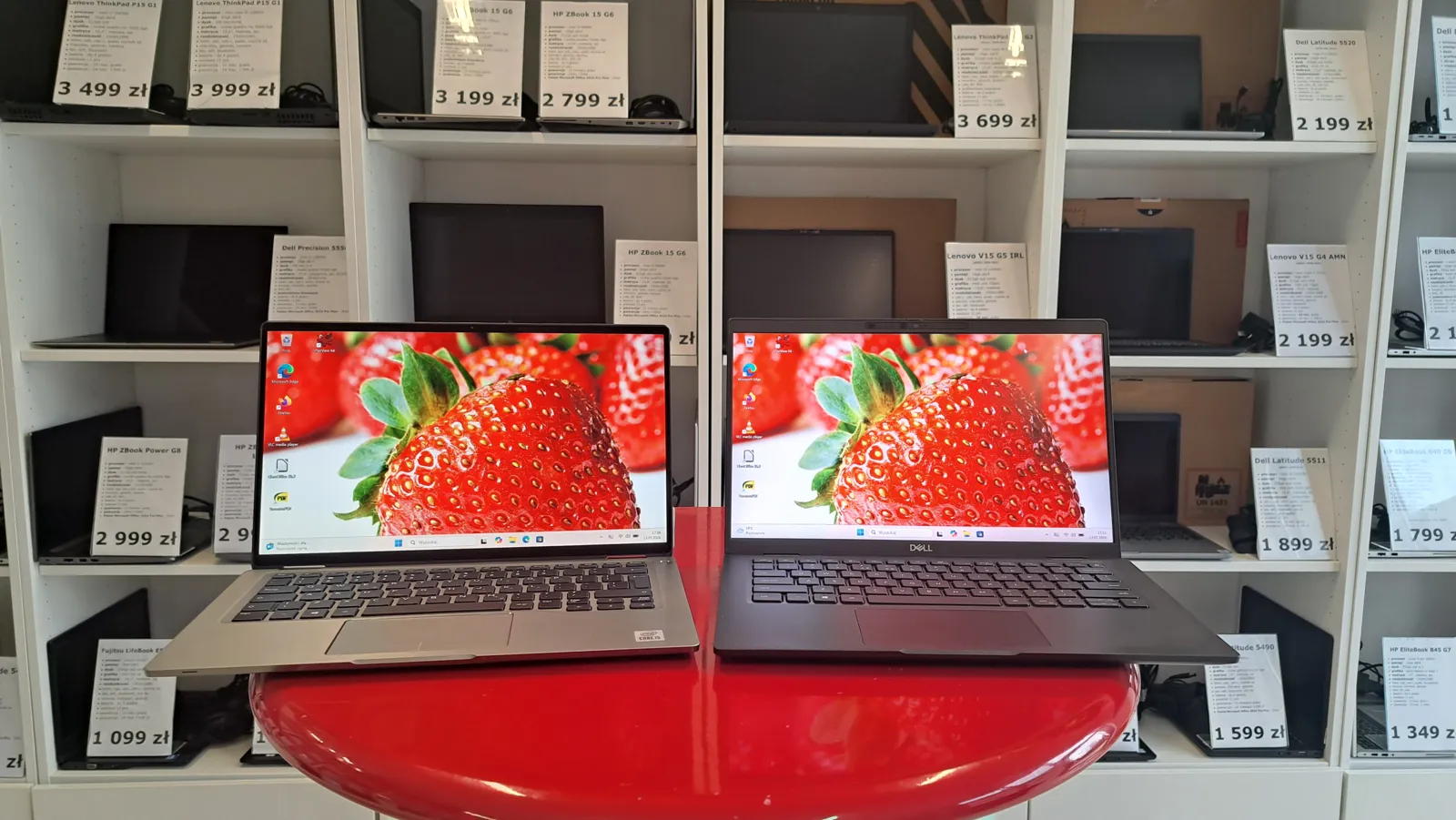 Stanowisko testowe z laptopami poleasingowymi w gdańskim oddziale