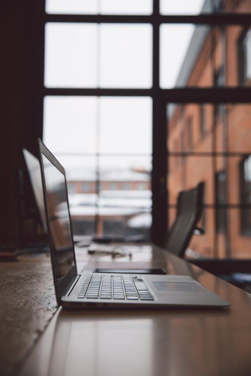 Zadbany laptop biznesowy na biurku — przykład laptopa poleasingowego w klasie A+, bez widocznych śladów użytkowania