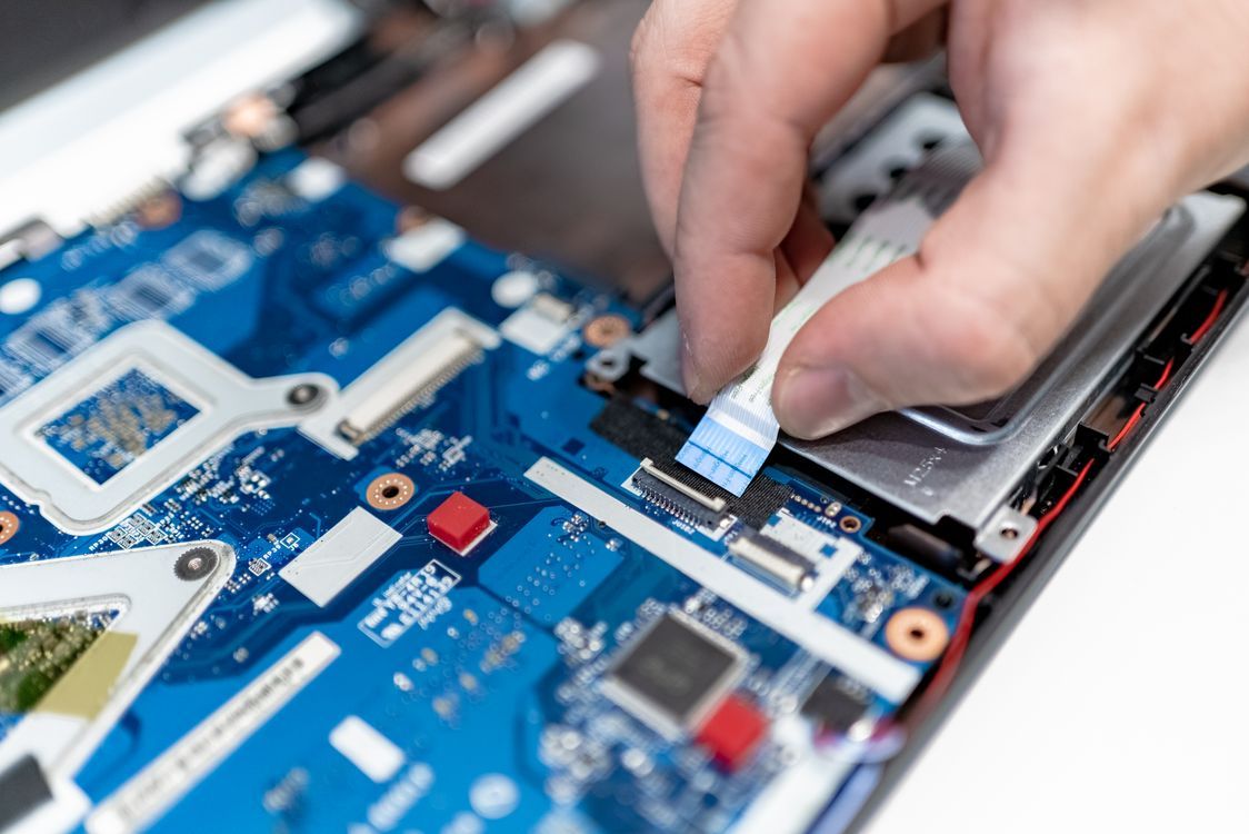Technik sprawdzający laptop podczas inspekcji — każdy laptop poleasingowy niezależnie od klasy przechodzi ten sam 13-punktowy protokół kontroli jakości