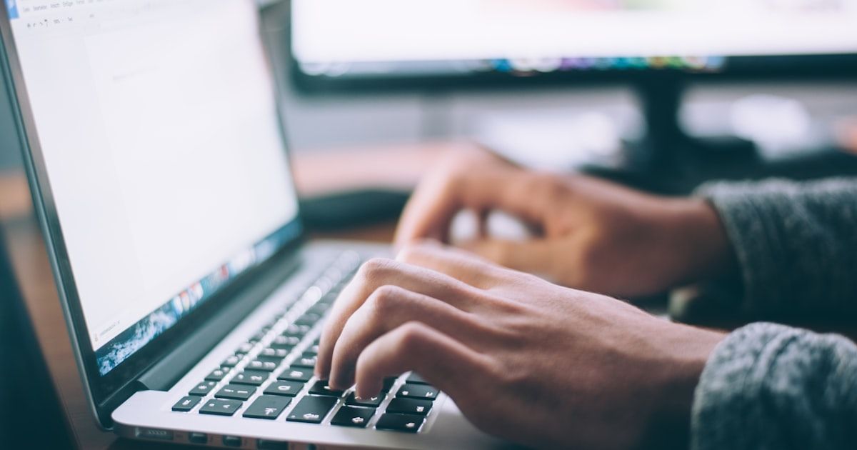 Profesjonalista korzystający z laptopa na biurku — kontrola jakości sprzętu poleasingowego klasy A