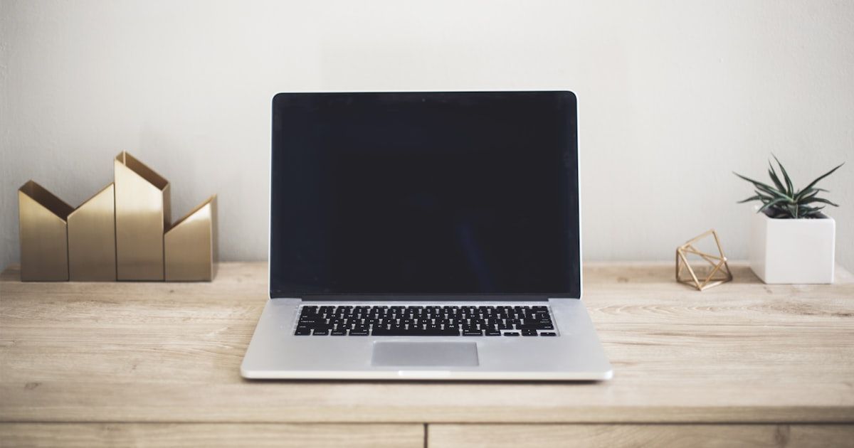 Laptop na biurku w nowoczesnym biurze - widok z góry na klawiaturę i ekran
