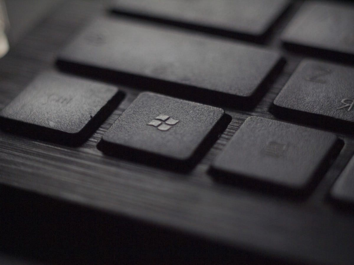 Klawiatura laptopa Lenovo ThinkPad z charakterystycznym czerwonym przyciskiem TrackPoint
