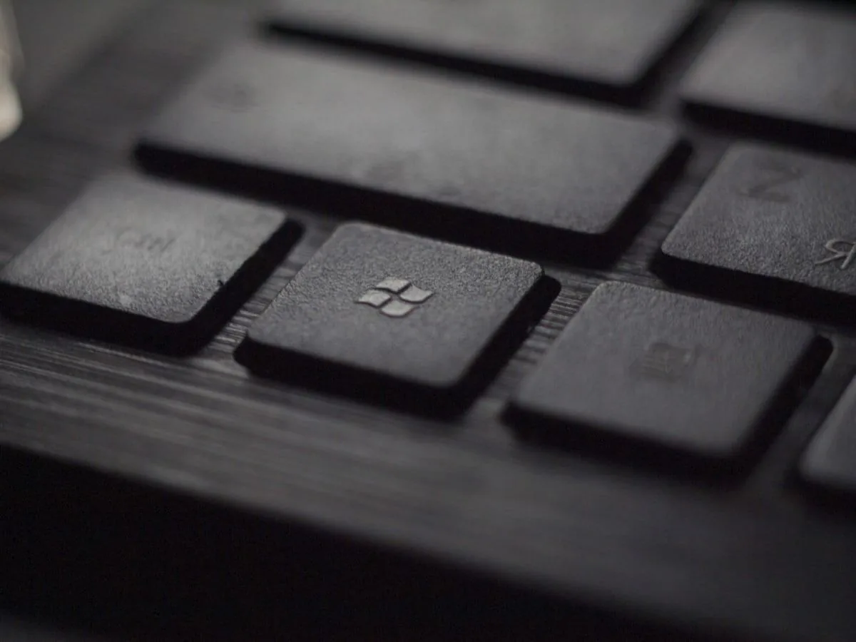 Klawiatura laptopa Lenovo ThinkPad z charakterystycznym czerwonym przyciskiem TrackPoint