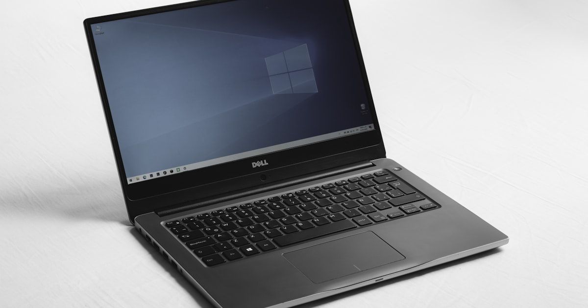 Laptop HP EliteBook na biurku w biurze korporacyjnym — laptopy poleasingowe HP