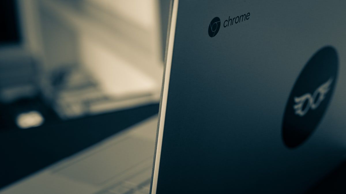 Laptop Lenovo otwarty na biurku z ekranem i klawiaturą — wybór laptopa poleasingowego
