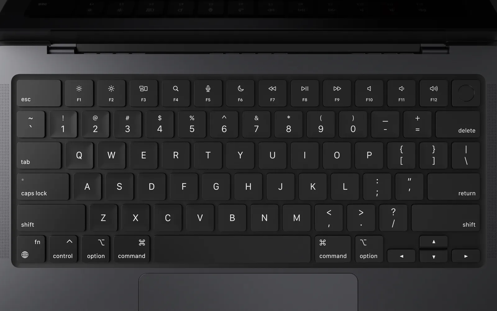 Zbliżenie na klawiaturę laptopa podczas inspekcji technicznej, widoczne klawisze w bardzo dobrym stanie, bez śladów zużycia.