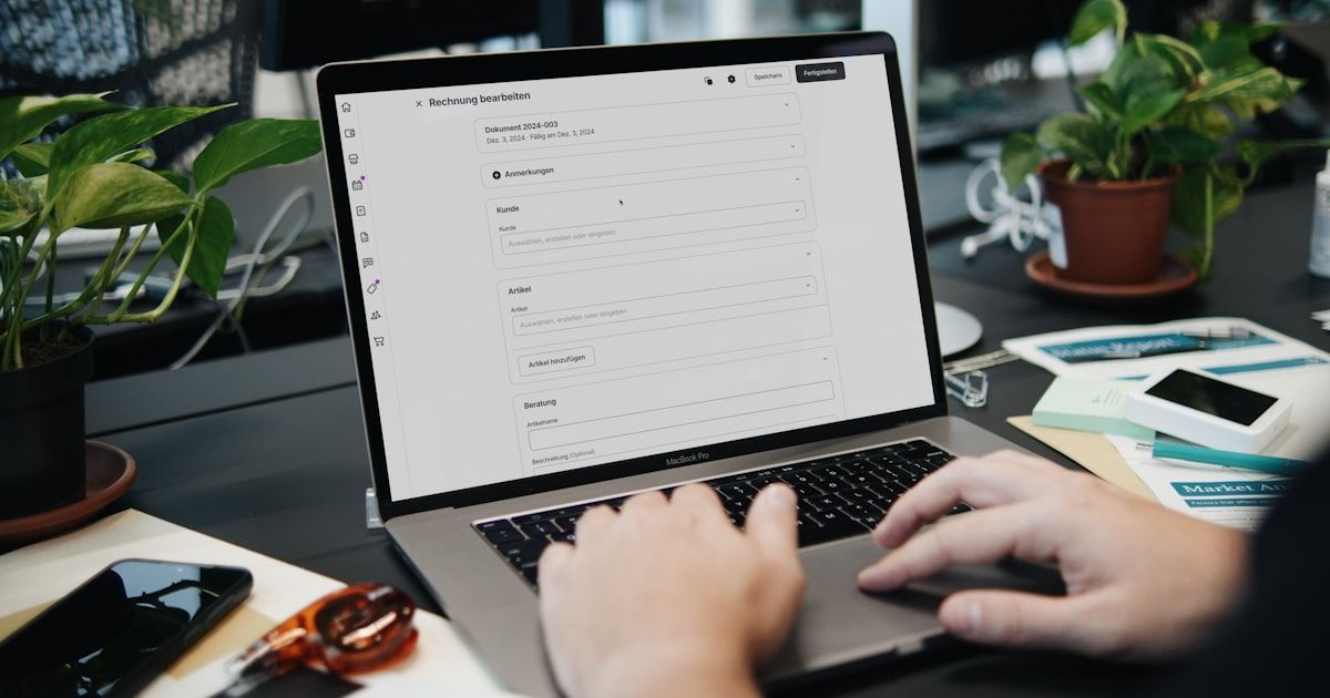 Osoba pracująca na laptopie przy biurku w biurze — laptop poleasingowy w środowisku biznesowym